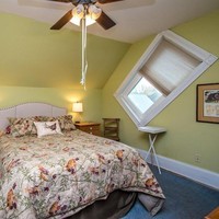 Rumah ini sebenarnya sudah direnovasi beberapa kali. Beberapa bagian yang telah direnovasi adalah lantai pertama rumah, jendela-jendela, cerobong asap, sistem pemanas yang lebih baru, dan atap.  Foto: Realtor.com