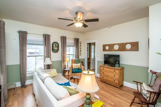 Bagian rumah yang dapat dijadikan tempat tinggal memiliki 4 kamar tidur, dapur yang telah dilengkapi dengan kompor listrik yang merupakan replika dari kompor antik, kulkas, dan mesin pencuci piring. Foto: Realtor.com