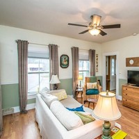 Bagian rumah yang dapat dijadikan tempat tinggal memiliki 4 kamar tidur, dapur yang telah dilengkapi dengan kompor listrik yang merupakan replika dari kompor antik, kulkas, dan mesin pencuci piring. Foto: Realtor.com