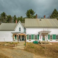 Sebuah rumah keluarga yang sudah tua dan terletak di Vermont, Amerika Serikat ternyata memiliki ruang rahasia yang cukup mengerikan. Kamu sendiri mungkin tidak akan menyangkanya. Dari luar rumah ini terlihat seperti rumah normal, begitupun saat masuk. Namun tunggu sampai kamu ruang rahasianya. Foto: Realtor.com