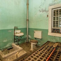 Rumah dengan ruang rahasia mengerikan berupa 7 sel penjara itu saat ini dipasarkan dengan harga sekitar Rp 2,1 miliar. Tertarik membeli? Foto: Realtor.com