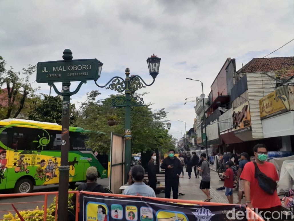Sempat Ditutup Terpal, Plang Jalan Malioboro Dibuka Kembali