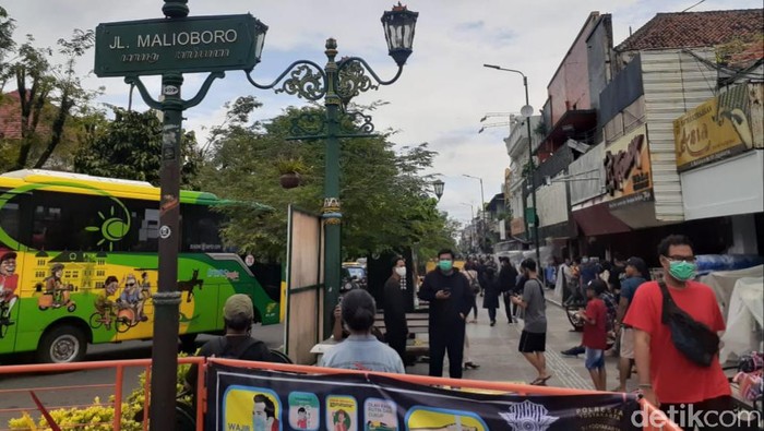 Sempat Ditutup Terpal, Plang Jalan Malioboro Dibuka Kembali