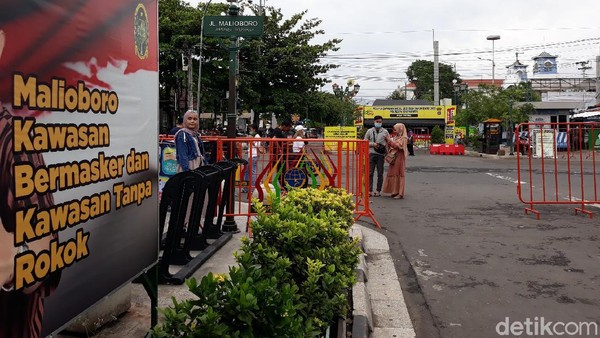 Diberitakan sebelumnya, Pemerintah Kota (Pemkot) Yogyakarta menutup sementara plang jalan Malioboro. Pasalnya plang nama jalan legendaris itu menjadi tujuan utama wisatawan foto-foto dan berpotensi memicu kerumunan. (Pradito Rida Pertana/detikcom) Diberitakan sebelumnya, Pemerintah Kota (Pemkot) Yogyakarta menutup sementara plang jalan Malioboro. Pasalnya plang nama jalan legendaris itu menjadi tujuan utama wisatawan foto-foto dan berpotensi memicu kerumunan. (Pradito Rida Pertana/detikcom)
