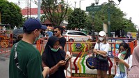Salah satu wisatawan asal Bekasi, Jawa Barat yakni Azka menyebut ini kali kedua dia ke plang Jalan Malioboro. Pasalnya kemarin plang tersebut ditutup sehingga dia tidak bisa berswafoto. (Pradito Rida Pertana/detikcom)