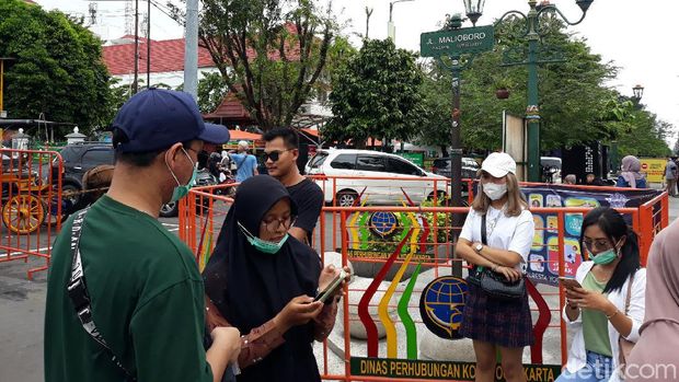 Sempat Ditutup Terpal, Plang Jalan Malioboro Dibuka Kembali