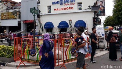 Foto: Pagar Besi Oranye Kelilingi Plang Jalan Malioboro