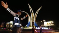 Seorang polisi menatur lalulintas di Kota banda Aceh di malam pergantian tahun. ANTARA FOTO/IRWANSYAH PUTRA