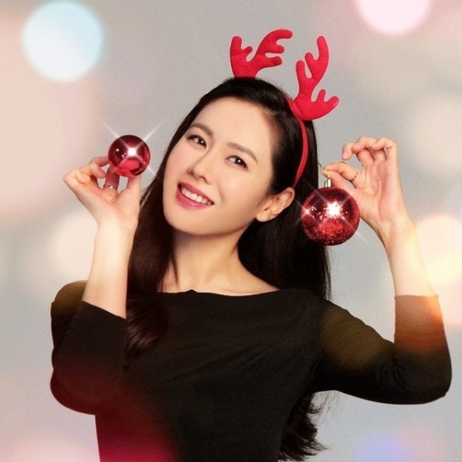 Son Ye Jin menjadi wanita keempat yang pernah diumumkan Hyun Bin sebagai pacar. Wanita pertama yang pernah dinyatakan aktor 38 tahun itu sebagai kekasihnya adalah personel grup K-Pop, Hwang Ji Hyun. Mantan pacar Hyun Bin lainnya adalah aktris Song Hye Kyo dan Kang So Ra. Foto: Dok. Instagram, tvN, Esquire