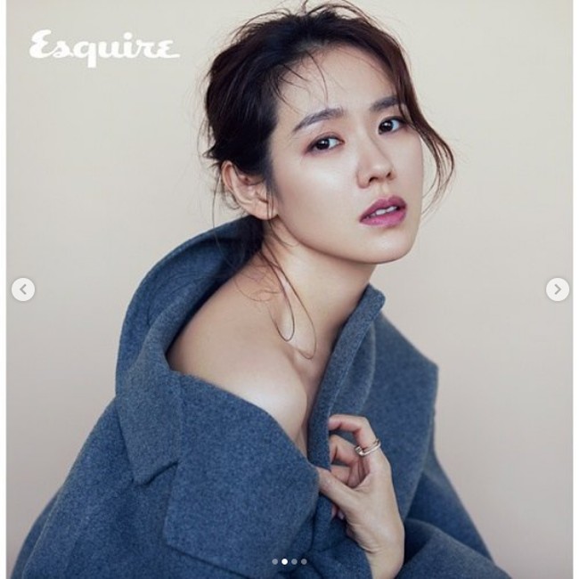 Son Ye Jin yang akan berulang tahun ke-39 pada 11 Januari 2021 ini dikenal sebagai aktris yang semakin memesona di pertambahan usianya. Sejak debut sebagai aktris pada 2000 hingga sekarang, Ye-Jin tidak menunjukkan perubahan berarti pada wajahnya.  Foto: Dok. Instagram, tvN, Esquire