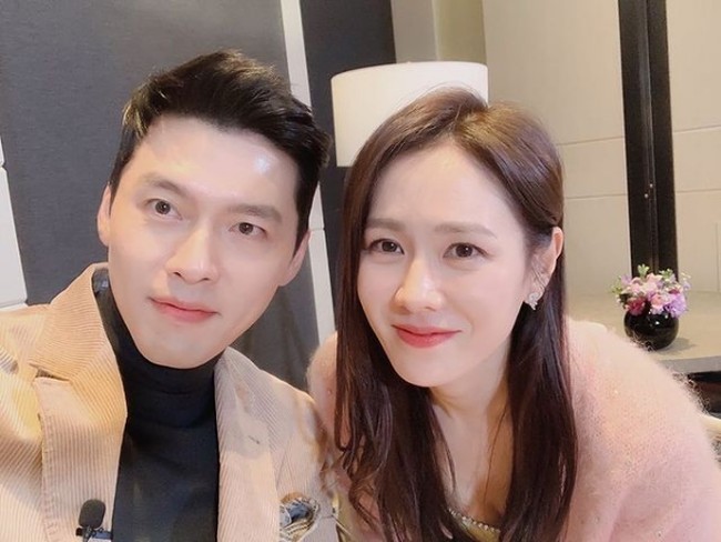 Hubungan cinta Son Ye Jin dan Hyun Bin diungkap pertamakali oleh Dispatch. Media hiburan yang setiap awal tahun mengumumkan hasil investigasi mereka soal hubungan cinta para artis Korea mengungkapkan bahwa Hyun Bin dan Son Ye Jin sedang berpacaran. Kali ini hubungan mereka bukan sekadar mesra di drama Korea, tapi di kehidupan nyata. Foto: Dok. Instagram, tvN, Esquire