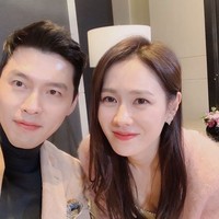 Hubungan cinta Son Ye Jin dan Hyun Bin diungkap pertamakali oleh Dispatch. Media hiburan yang setiap awal tahun mengumumkan hasil investigasi mereka soal hubungan cinta para artis Korea mengungkapkan bahwa Hyun Bin dan Son Ye Jin sedang berpacaran. Kali ini hubungan mereka bukan sekadar mesra di drama Korea, tapi di kehidupan nyata. Foto: Dok. Instagram, tvN, Esquire