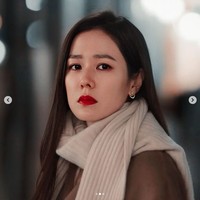 Dalam drama Korea Crash Landing On You, pesona Son Ye Jin sungguh memukau. Para stylist Son Ye Jin mengungkap fakta mengejutkan di balik kecantikannya di Crash Landing On You. Terlihat bersinar sebagai wanita yang tersasar di negara orang, Son Ye Jin ternyata tak pakai banyak produk makeup. Dia hanya menggunakan foundation tipis untuk menutupi sedikit kekurangan di wajah. Foto: Dok. Instagram, tvN, Esquire