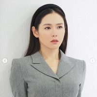 Rahasia awet muda Son Ye Jin ada pada ritual pembersihan wajah. Sebelum membersihkan wajah, Ye-Jin mengompres wajahnya dengan handuk basah hangat selama satu menit sambil dipijat ringan pada dahi dan tulang pipi. Dilanjutkan dengan membersihkan wajah menggunakan cleanser mengandung butiran scrub untuk efek eksfoliasi. Setelah itu bilas wajah dengan air dingin yang diberi perasan jeruk lemon untuk meringkas pori-pori. Foto: Dok. Instagram, tvN, Esquire