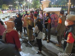 Saat Petugas Gabungan Bubarkan Kerumunan di Titik Nol Kilometer Yogyakarta