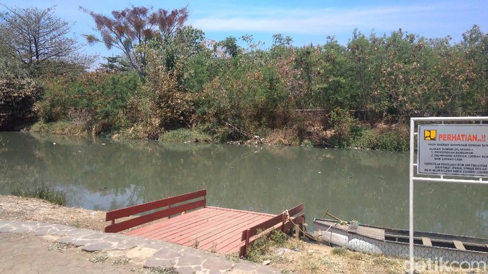 Sungai Kriyan yang berada di depan Situs Lawang Sanga Kota Cirebon, Jawa Barat, dikenal angker
