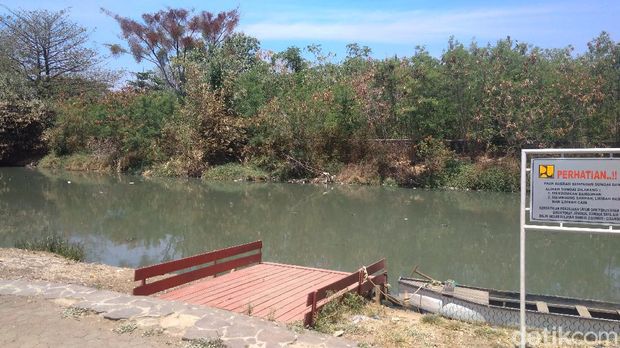 Sungai Kriyan yang berada di depan Situs Lawang Sanga Kota Cirebon, Jawa Barat, dikenal angker