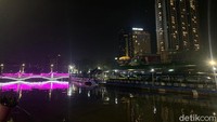 Kemudian Di Jalan Darmo. Akses di kawasan ini di tutup total dengan penjagaan beberapa personel dari Satpol PP, Linmas hingga anggota Pramuka. Akses menuju kawasan ini ditutup oleh water barrier. Padahal kawasan ini merupakan akses menuju Taman Bungkul yang biasanya menjadi tempat favorit warga Surabaya menghabiskan malam pergantian tahun.