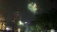 Sayup-sayup suara kembang api terdengar dari jalanan protokol utama Kota Surabaya. Namun, kembang api itu berasal dari permukiman warga yang ada di kampung-kampung sekitar kawasan Surabaya Pusat.