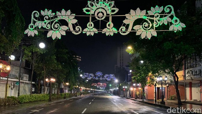 Surabaya Bak Kota Mati Suasana Kota Surabaya pada malam pergantian tahun kali ini sangat sepi bak kota mati. Penasaran? Ini foto-fotonya.