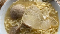 Lewat unggahan Instastorynya, Nadin membagikan foto mangkuk bakso dengan mie yang dicampur dengan es batu. Foto: Instagram @cakeine