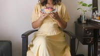 Nadin paling aktif membagikan kue-kue yang diterimanya saat ulang tahun. Lengkap dengan estetika yang cantik, foto Nadin dan kue ulang tahunnya tampil kece. Foto: Instagram @cakeine