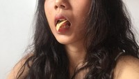 Tak jaim di depan kamera, ini gaya Nadin saat ngemil keripik kentang. Foto: Instagram @cakeine