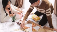 Cukup suka dengan pizza dan popcorn, gaua Nadin saat bersantai dengan teman-temannya ini juga tak kalah keren. Foto: Instagram @cakeine