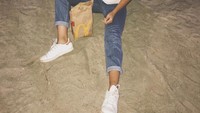 Berkarir sejak usia muda, Nadin punya gaya yang stylish dan keren. Apalagi saat makan fast food i pasir-pasir nih. Foto: Instagram @cakeine