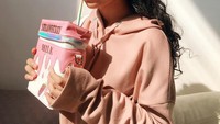 Minum susu strawberry di tempat yang lucu dan menggemaskan. Nadin berhasil membuat penggemarnya gemas sendiri. Foto: Instagram @cakeine