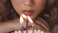 Rayakan lagu-lagunya di platform musik, Nadin unggah fotonya saat tiup lilin dengan cream bertabur meses di sisinya. Foto: Instagram @cakeine