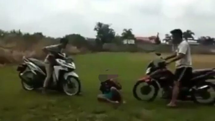 Viral bocah nangis dibully dan diancam oleh pria bermotor di Karo