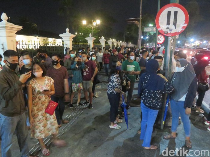 Warga berkumpul di Titik Nol Kilometer Malioboro Yogyakarta pada malam Tahun Baru 2021.