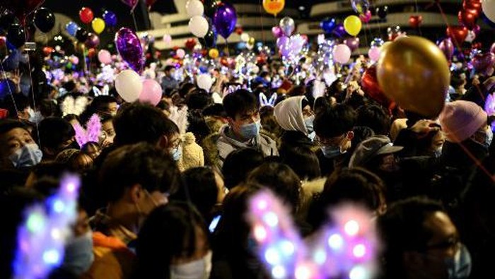 Warga padati Pusat Kota Wuhan untuk rayakan tahun baru (AFP/NOEL CELIS)