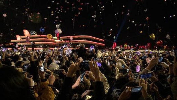 Warga padati Pusat Kota Wuhan untuk rayakan tahun baru (AFP/NOEL CELIS)