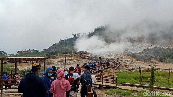 Potret Wisatawan Dieng yang Membludak di Awal Tahun - Foto 3