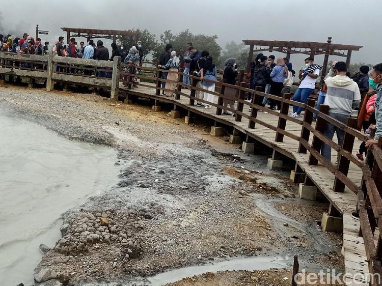 Potret Wisatawan Dieng yang Membludak di Awal Tahun