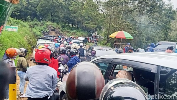 Libur awal tahun 2021 jumlah wisatawan di dataran tinggi Dieng membludak. Bahkan, jalan menuju obyek wisata Kawah Sikidang macet hingga sepanjang 1 kilometer (Uje Hartono/detikcom) Libur awal tahun 2021 jumlah wisatawan di dataran tinggi Dieng membludak. Bahkan, jalan menuju obyek wisata Kawah Sikidang macet hingga sepanjang 1 kilometer (Uje Hartono/detikcom)