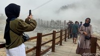 Membludaknya wisatawan di dataran tinggi Dieng dibenarkan Kepala Dinas Kebudayaan dan Pariwisata Banjarnegara Agung Yusianto. Ia mengatakan, jumlah ada kenaikan kunjungan wisatawan hari pertama di tahun 2021. (Uje Hartono/detikcom)