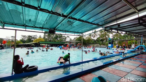 Lokasinya berada di Objek Wisata J&J, Desa Bojong, Kabupaten Kuningan, Jawa Barat. J&J sendiri merupakan tempat rekreasi keluarga uang memiliki berbagai wahana anak seperti kolam renang. (Bima Bagaskara/detikcom) Lokasinya berada di Objek Wisata J&J, Desa Bojong, Kabupaten Kuningan, Jawa Barat. J&J sendiri merupakan tempat rekreasi keluarga uang memiliki berbagai wahana anak seperti kolam renang. (Bima Bagaskara/detikcom)