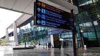 Berdasarkan SE Nomor 04/2020, ada kelompok WNA yang datang dari luar negeri, dan dikecualikan dari larangan, yaitu pemegang izin tinggal diplomatik dan izin tinggal dinas, serta pemegang kartu izin tinggal terbatas (KITAS) dan kartu izin tinggal tetap (KITAP).