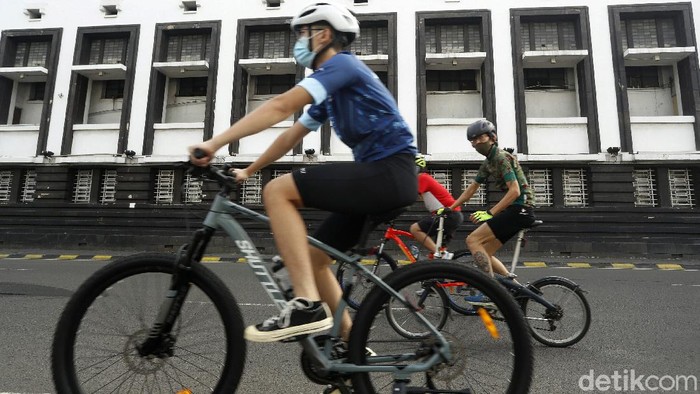 Sejumlah warga mengisi libur tahun baru di Kota Tua Jakarta. Mereka bersepeda mengeliling kawasan Kota Tua.