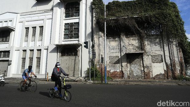 Sejumlah warga mengisi libur tahun baru di Kota Tua Jakarta. Mereka bersepeda mengeliling kawasan Kota Tua.