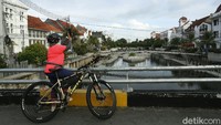 Tidak lupa mereka menikmati suasana Kota Tua yang sepi.