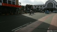 Lalu lintas yang lengang membuat para sepeda melintas dengan nyaman.