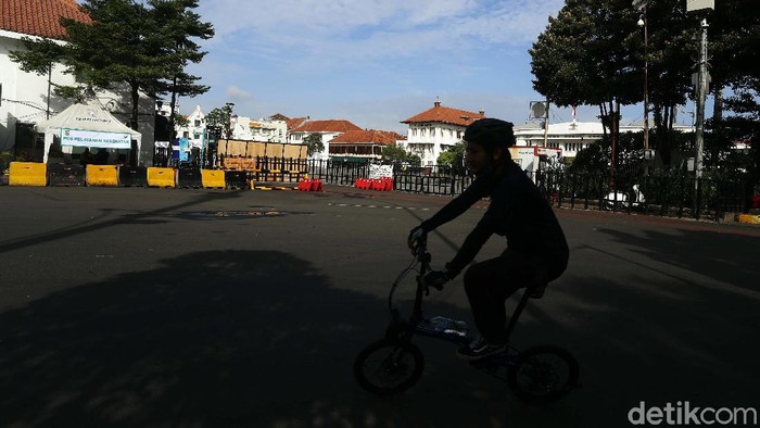 Sejumlah warga mengisi libur tahun baru di Kota Tua Jakarta. Mereka bersepeda mengeliling kawasan Kota Tua.