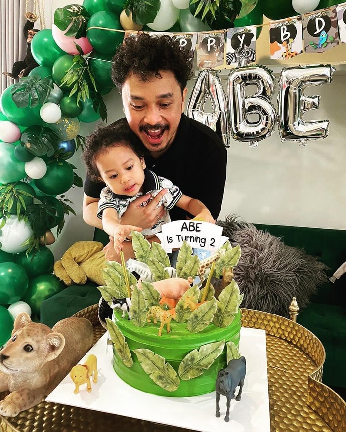 10 Potret Giring Ganesha Saat Berkebun dan Kulineran