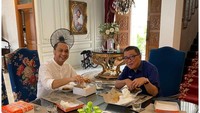 Makan siang dengan Helmy Yahya. Giring dan Helmy kompak makan siang dengan nasi kotak yang enak. Foto: Instagram @giring
