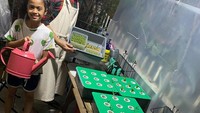 Penyanyi berusia 37 tahun ini juga aktif berkebun di rumahnya. Ia berhasil menanam bayam sampai kangkung dengan anak-anaknya. Foto: Instagram @giring