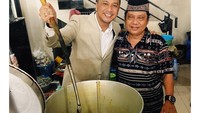 Jatuh hati makan Soto Lamongan Cak Mad di Bandung. Giring mengaku tak bisa move on dari kuah soto yang kental, dengan potongan ayam yang royal. Foto: Instagram @giring